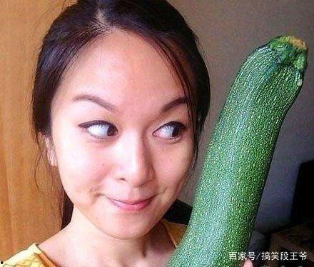 瓜哥吃瓜男友拍照图片,吃瓜群众纷纷围观